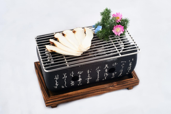 香气四溢——碳烤松茸 烤盘刷油,将松茸切片煎到两面金黄,会弥漫出