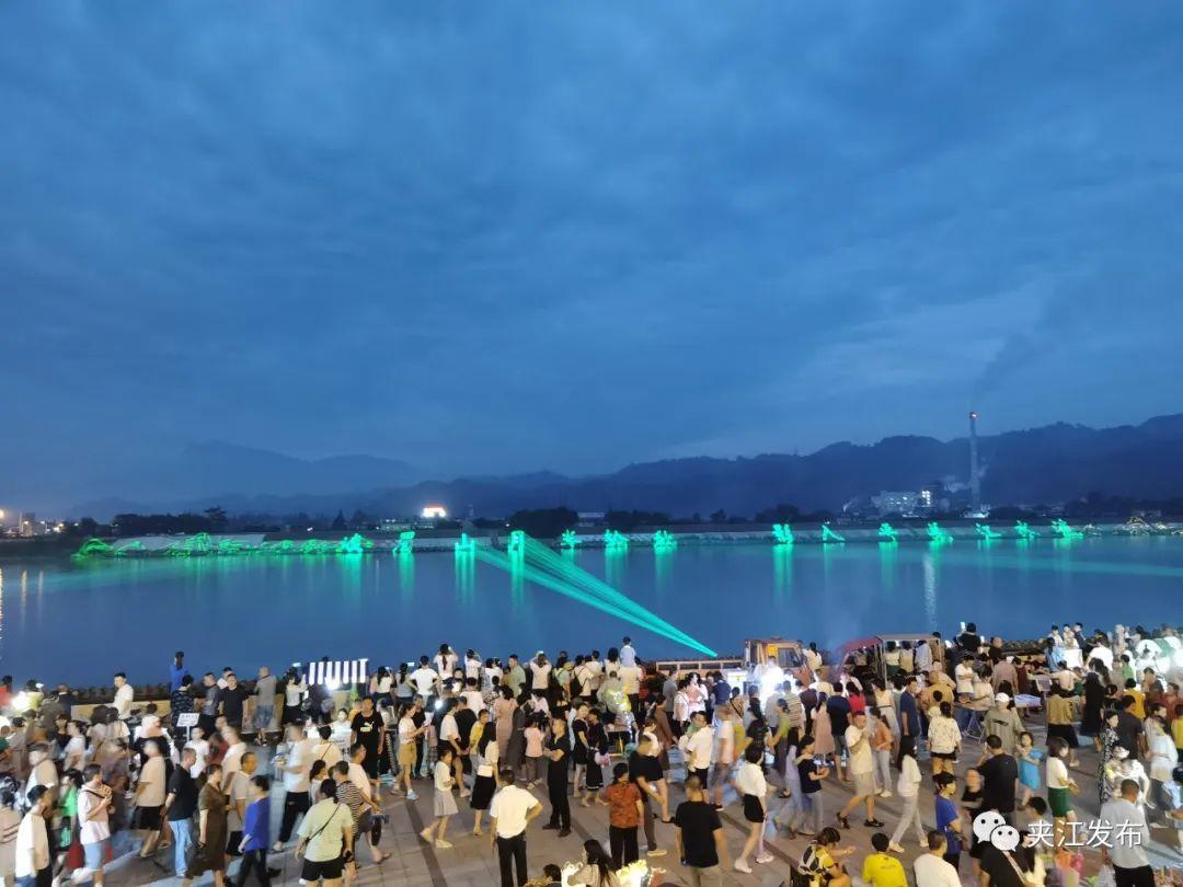 四川乐山夹江县望峨楼美轮美奂灯光秀