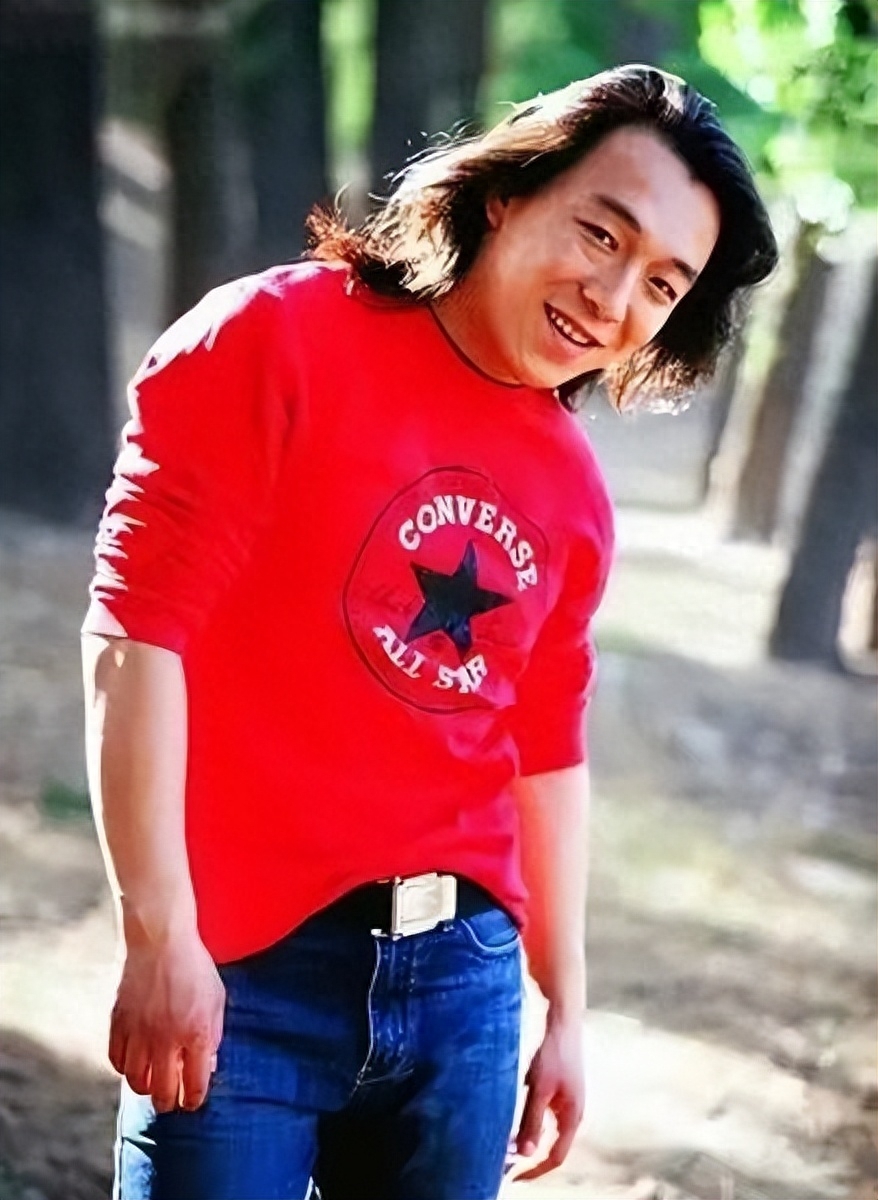 在高中时,黄渤就拉着一些同学组建了个乐队,名叫"蓝色风沙".