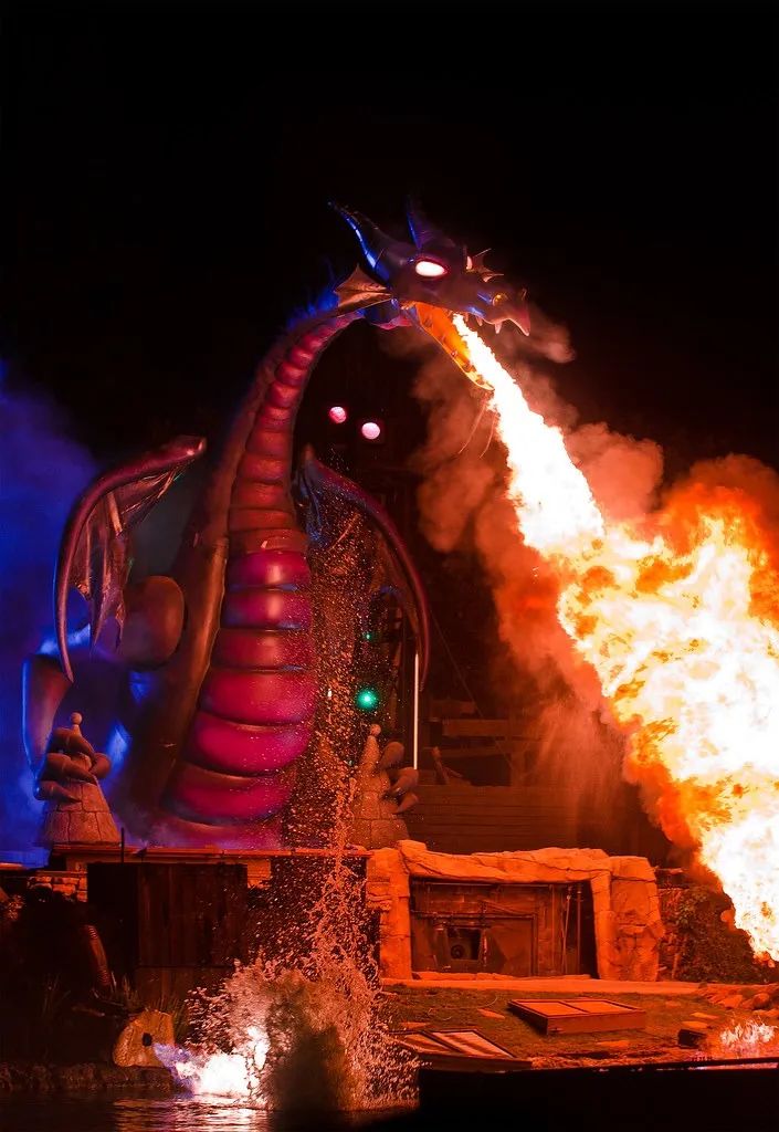 恶龙:我烧我自己!美国南加州的迪士尼乐园巨龙表演时突发火灾