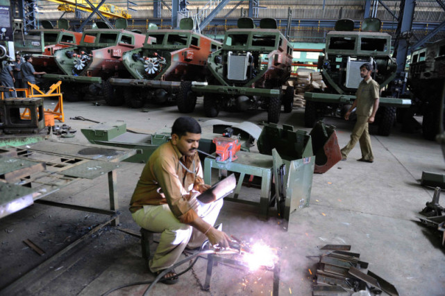 印度小偷连闯两家军工厂,盗窃厂内檀香树还来去自如,引发轰动