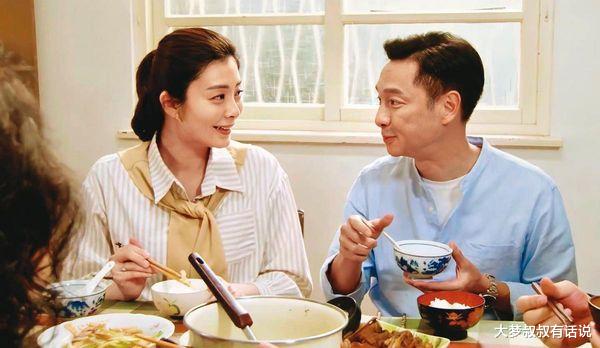 欧阳妮妮淋雨狼狈!夏如芝被暖男老公撑伞护上车……夫妻互动闪爆