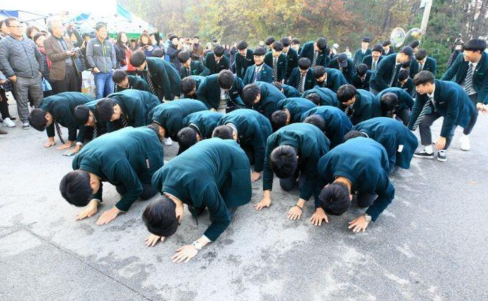 蔡徐坤成名前照片曝光,在韩国双膝下跪太卑微,整容前后容貌大变