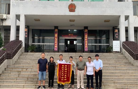 许岭:千里送锦旗 综治入民心