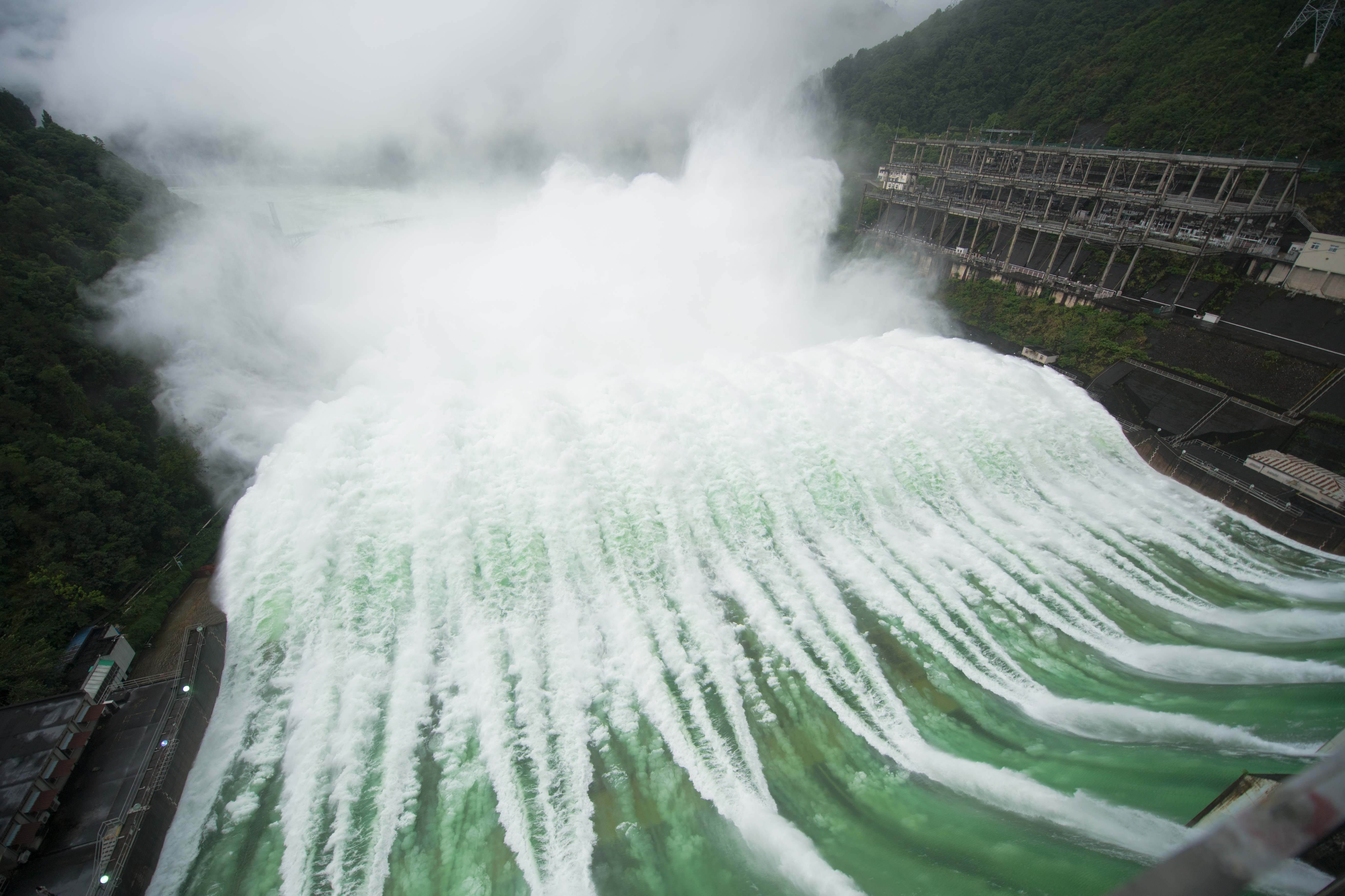 新安江水库首次9孔泄洪(7)
