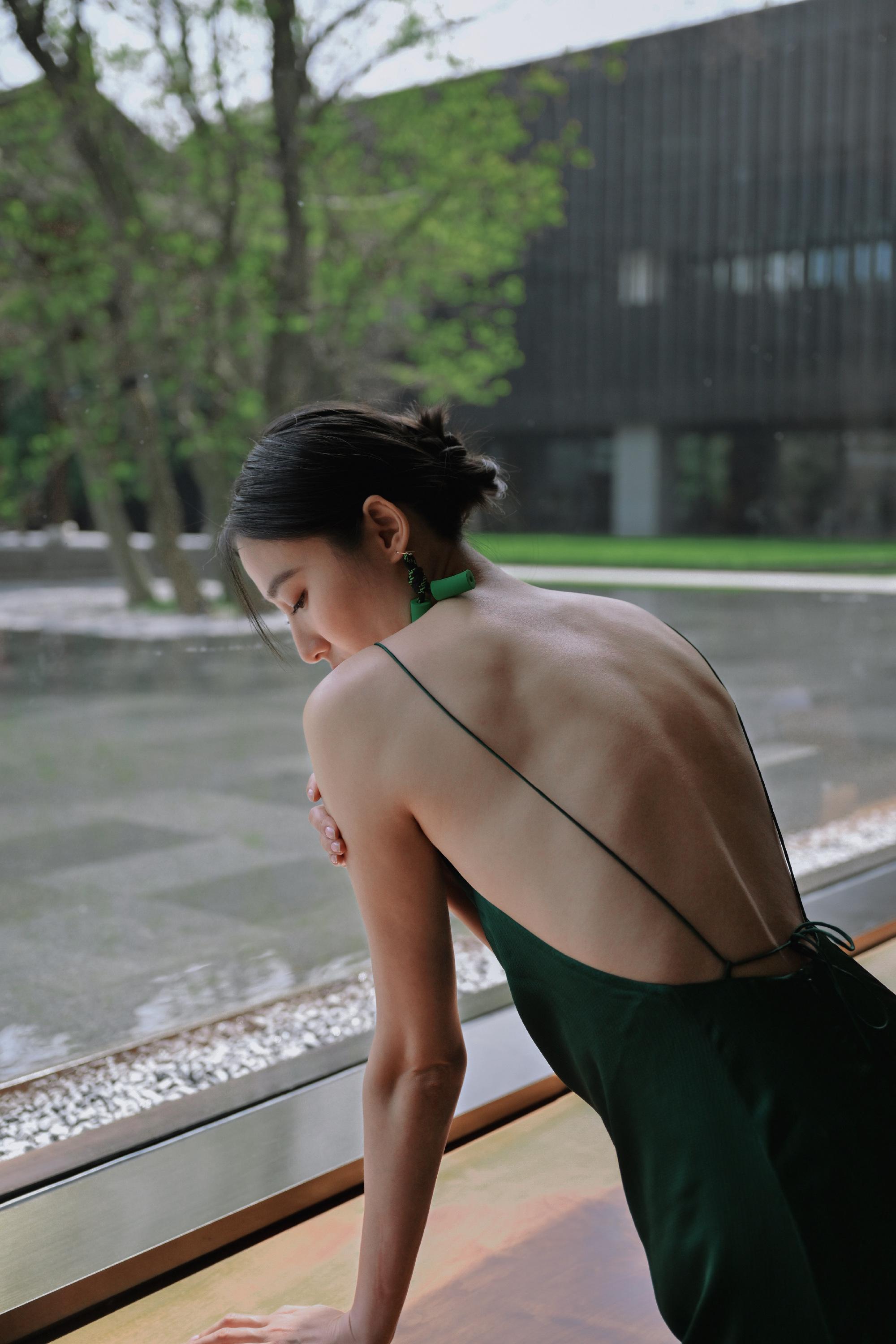 国际名模王诗晴晒出绿色裙子写真,低胸大露背充满初夏气息