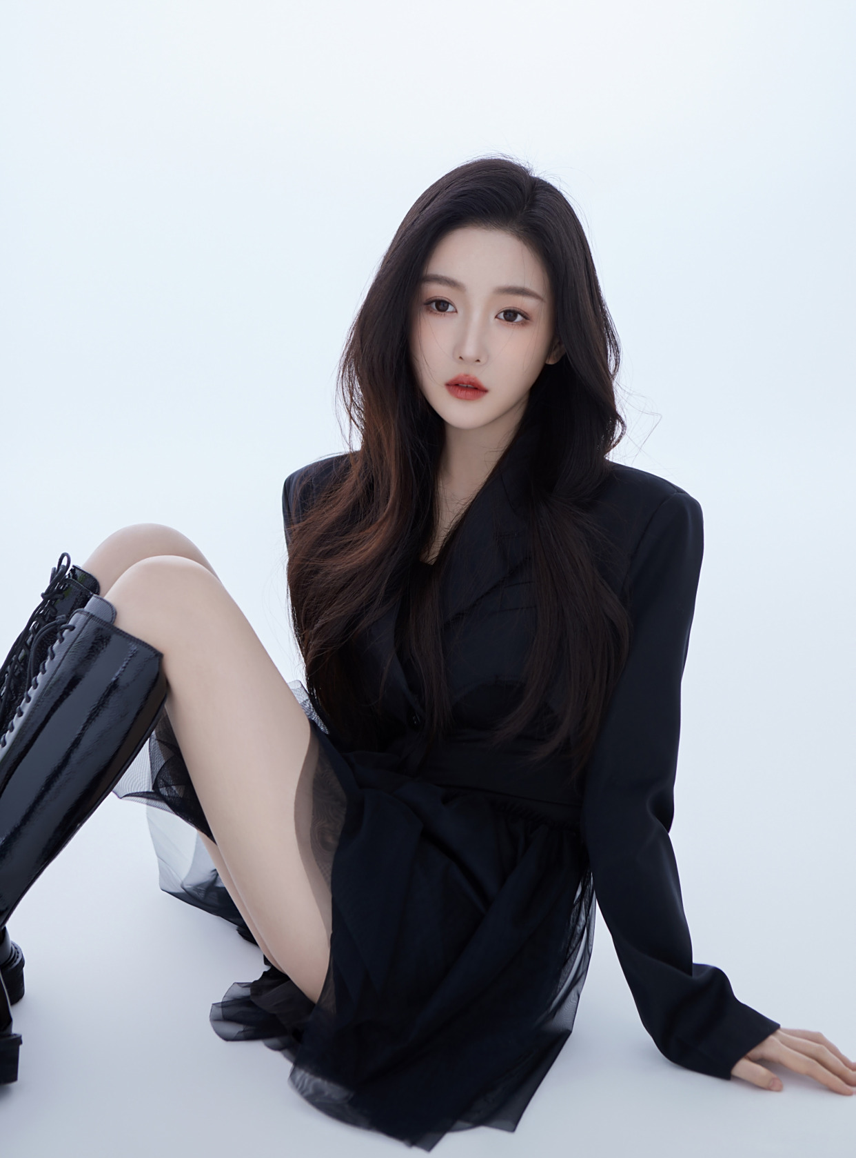 青春女星曹婉瑾秀摄影师造型,大露修长美腿