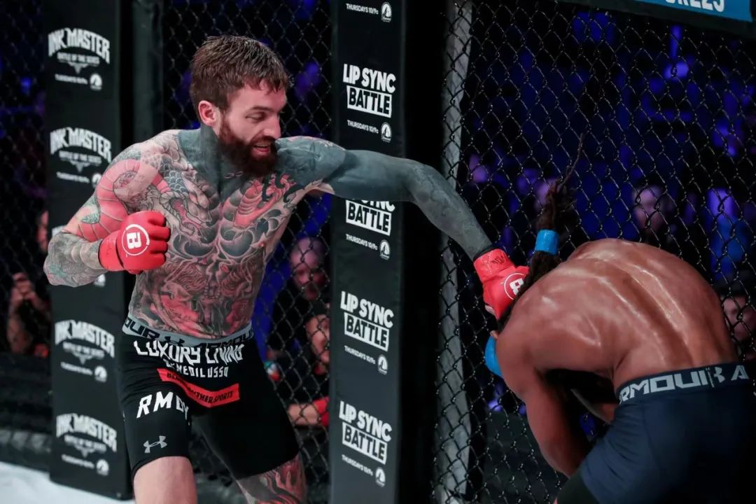 梅威瑟最新比赛!对战通体纹身社会哥