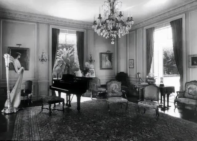 世界第一宅女:手握3亿遗产,却宅家80年不出门,一生无儿无女