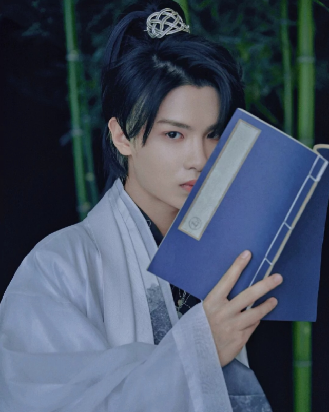 00后男星穿古装,黄明昊侠气,看到他:是从小说中走出来的吗?