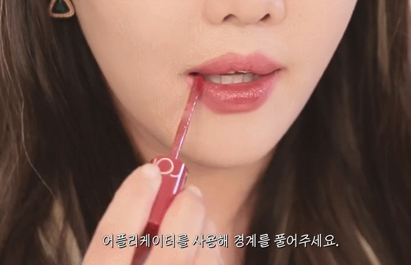 你会不会涂镜面唇釉?典型的3个误区,涂错了不仅油腻看着还廉价