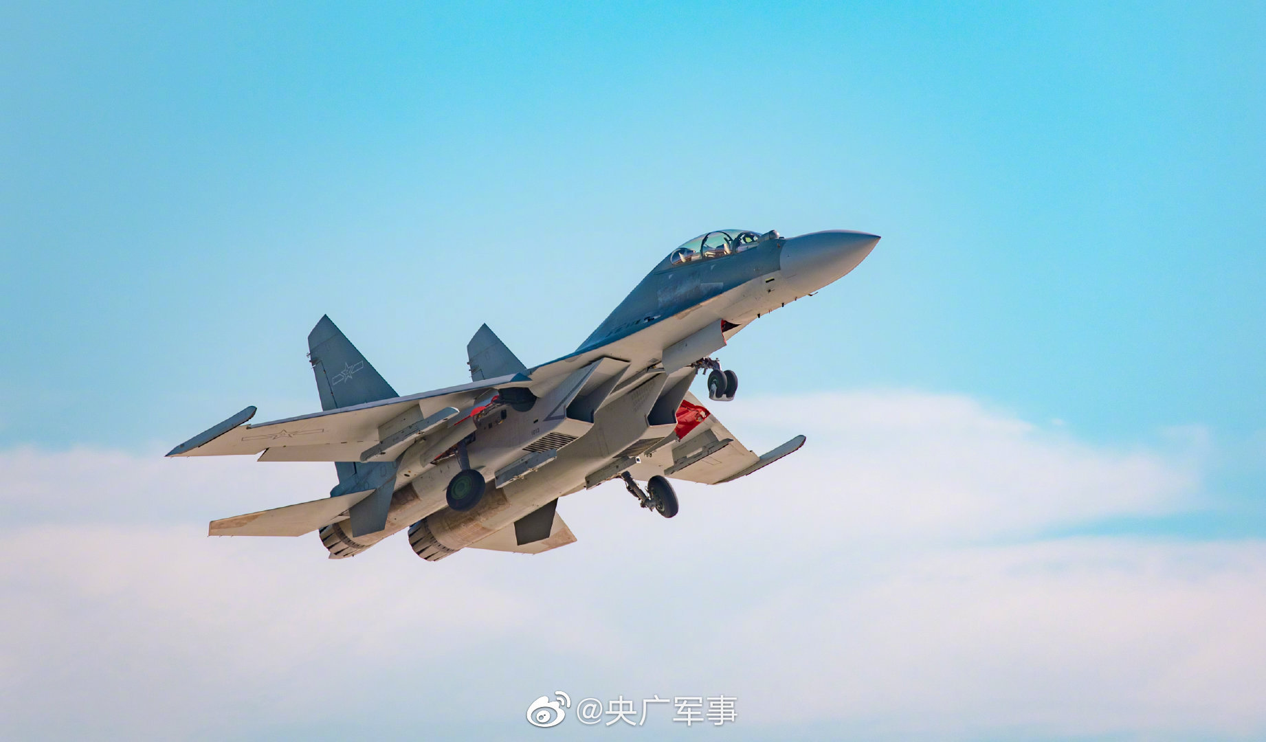 中国歼16携实弹为图95护航,比俄苏30性能更强,青出于蓝而胜于蓝