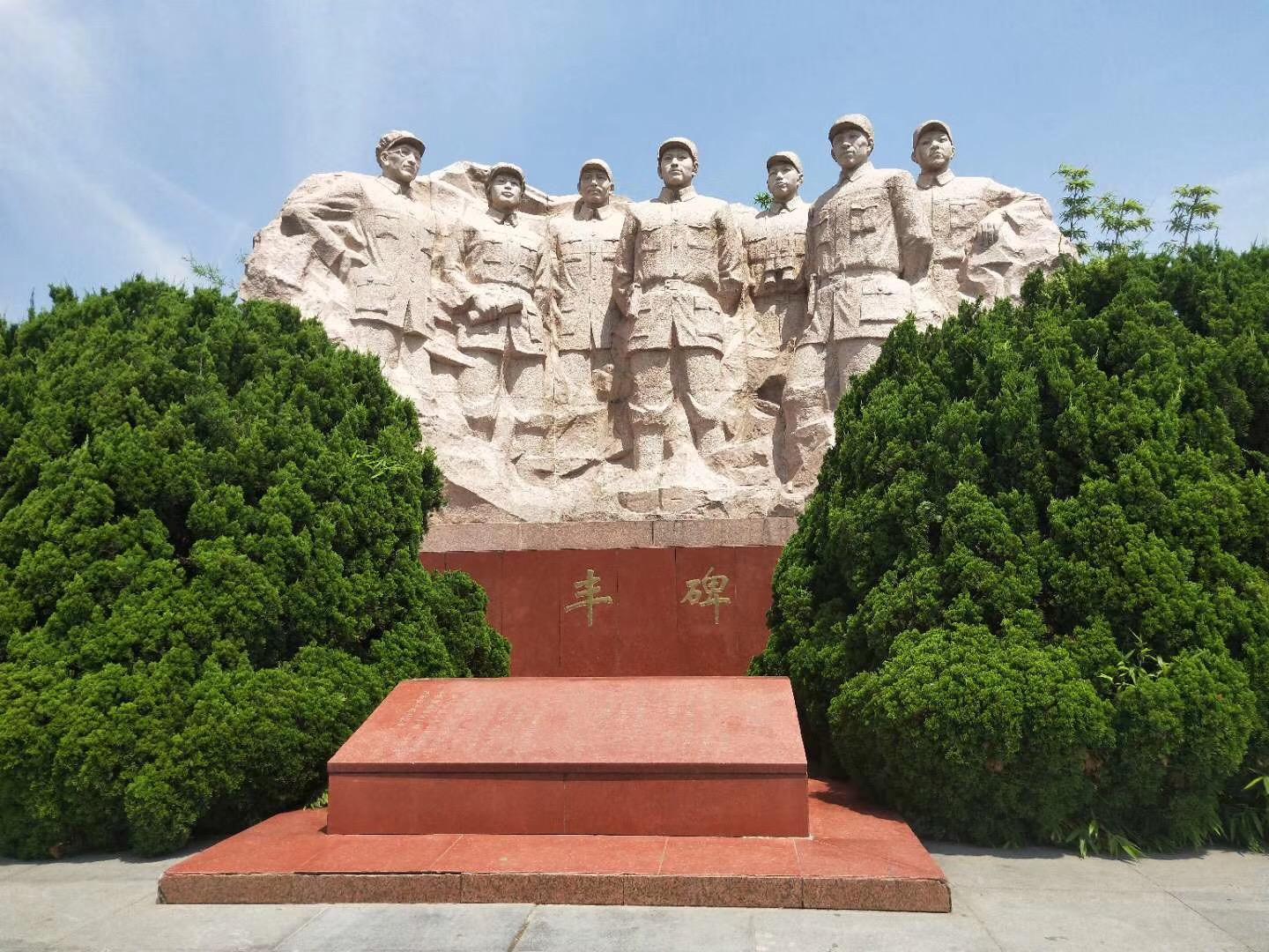 南阳有一座纪念馆,占地35亩,内有10个院落,117间房屋