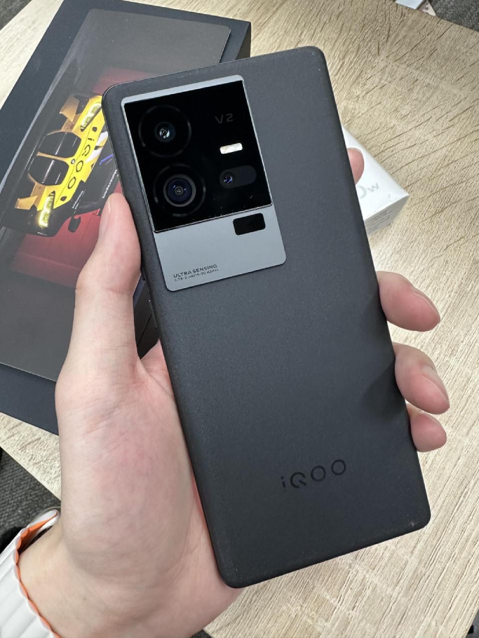 8月创作激励计划#iqoo11pro手机,外观延续了之前的云阶设计,摄像头