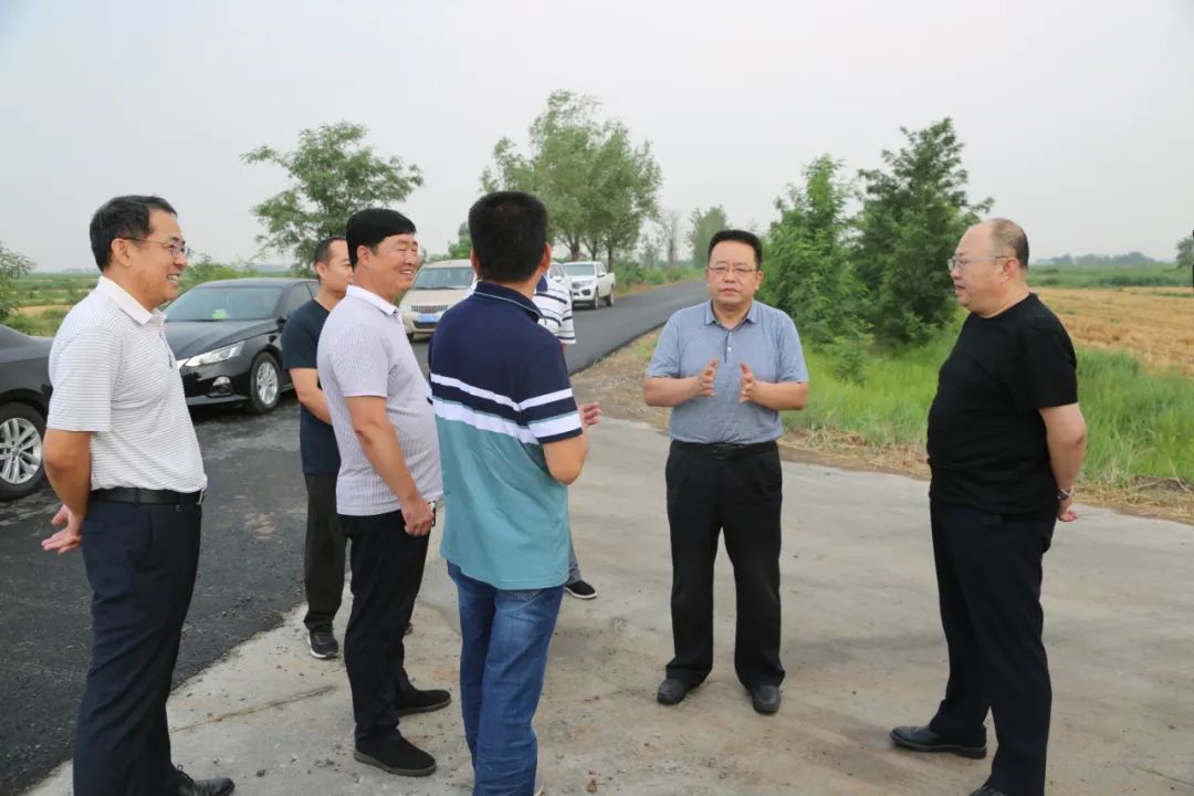 杨双桥就乡村道路建设情况进行调研