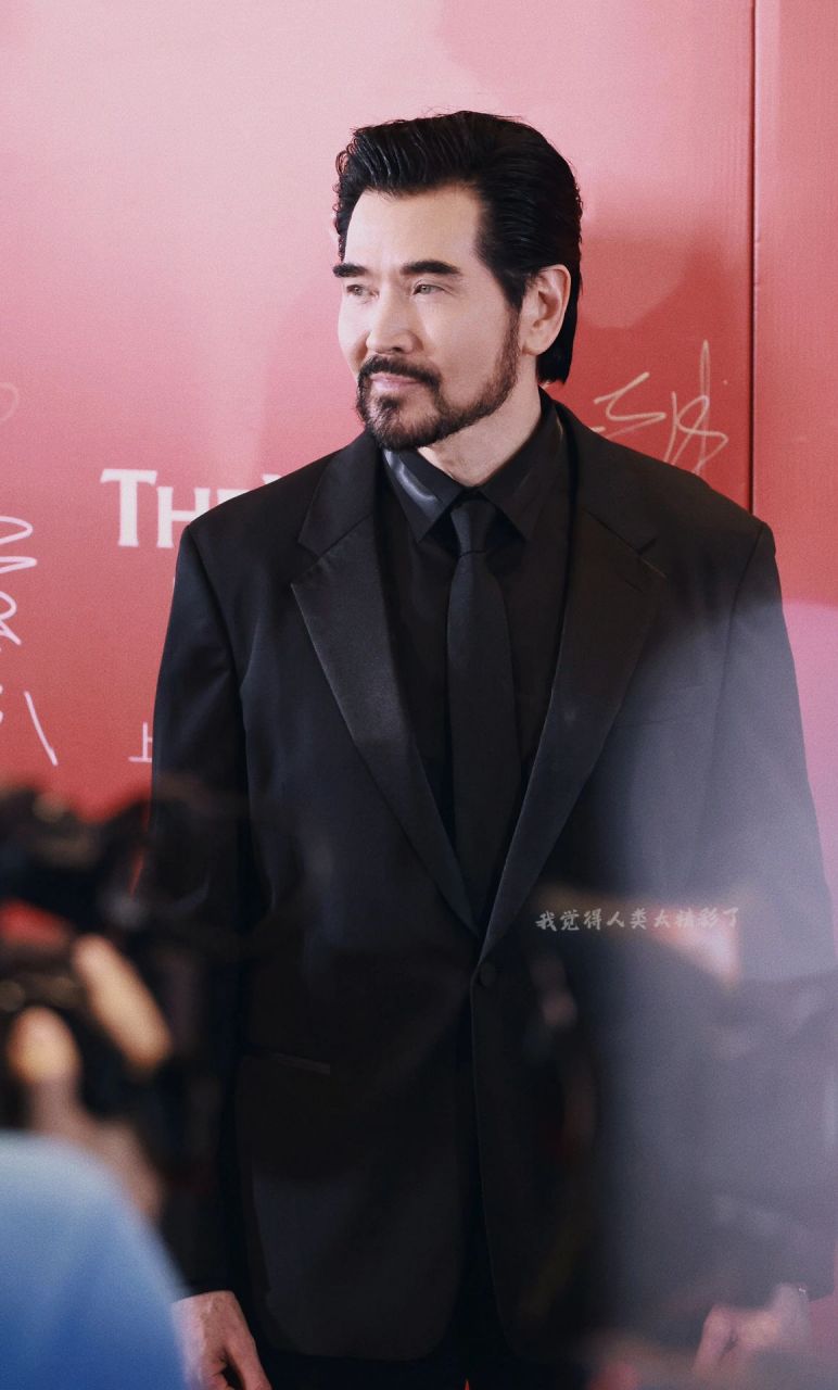 侧脸轮廓和瞳孔颜色迷鼠我了啦05还吐舌头啊呜呜 daddy———好