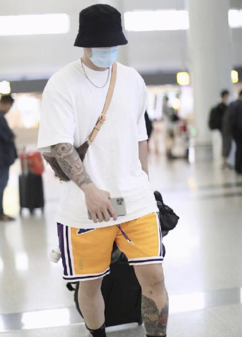 蒋劲夫近照曝光,身材雄壮纹身明显,网友:抡拳头更有劲儿了