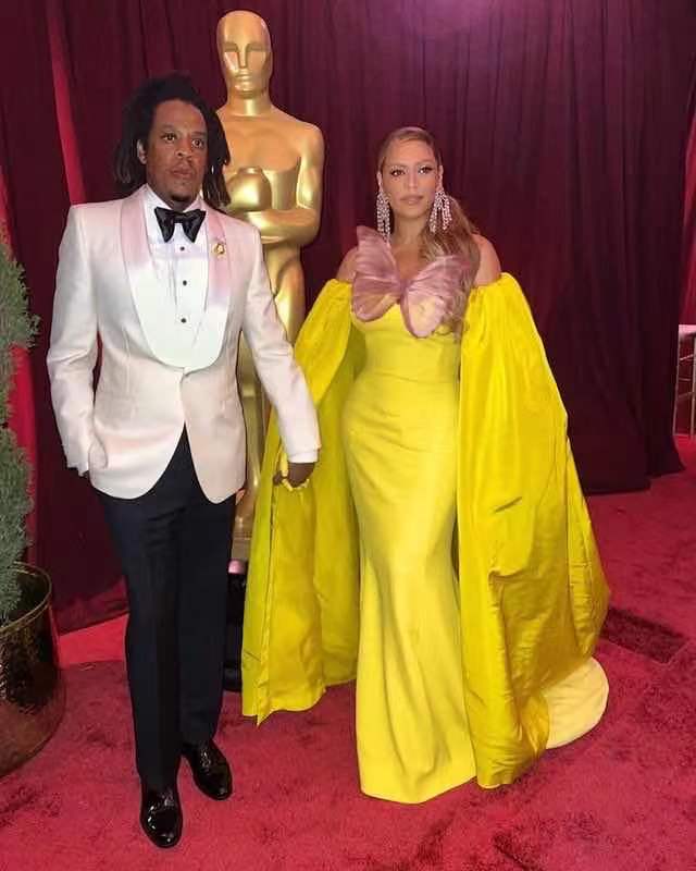 40岁的碧昂丝还是这么好看,穿嫩黄裙和老公闪耀晚宴,霸气如女王