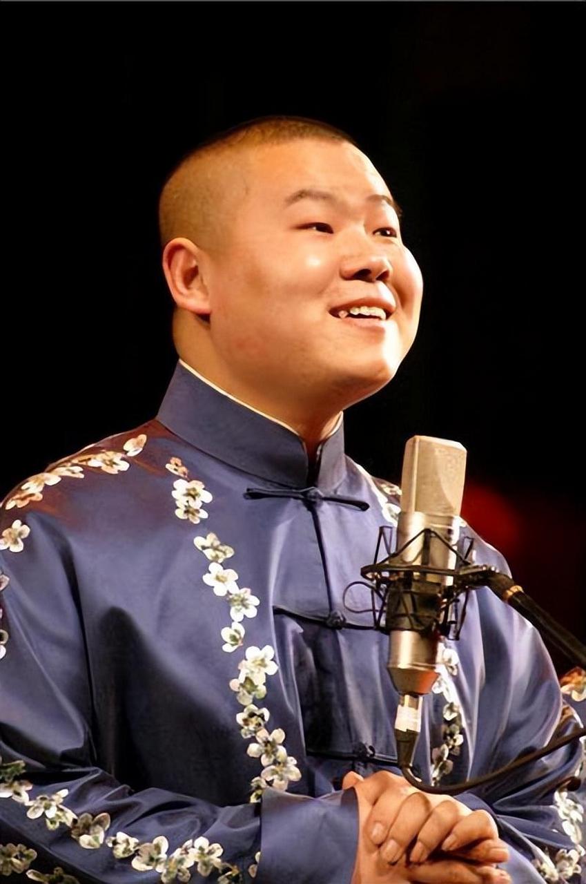 岳云鹏以相声演员身份在歌坛展现出非凡才华,成功地将相声与歌声融合