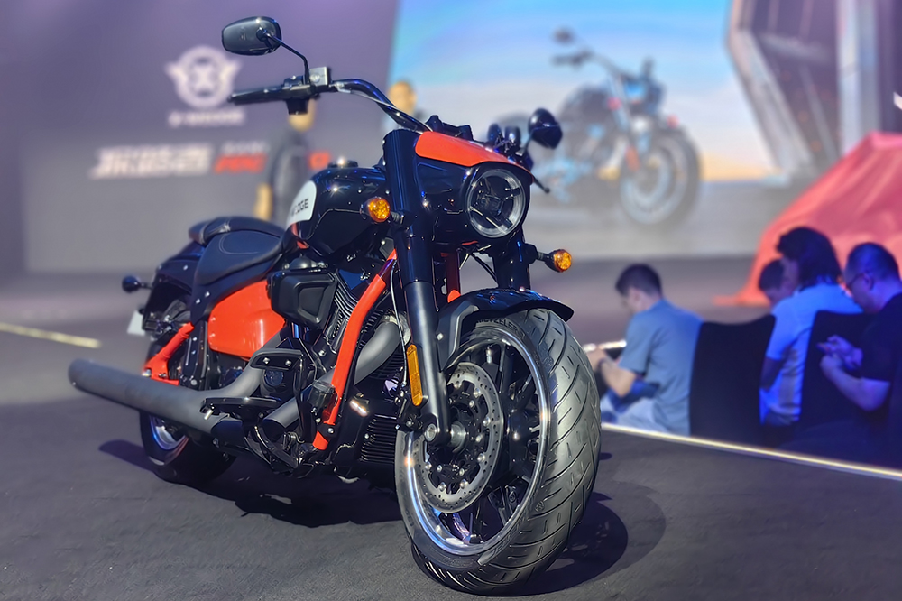 国产2000cc超大排摩托登场!x-wedge新威骑品牌发布