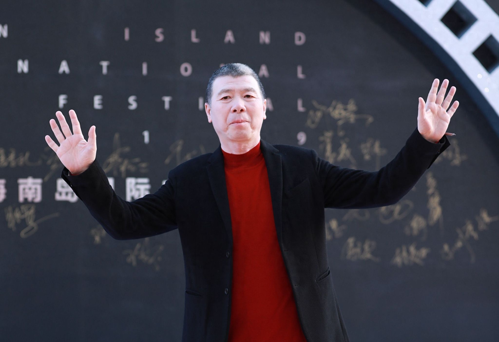 老艺术家冯小刚又惹争议可65岁的他已走上大导演的另一条路