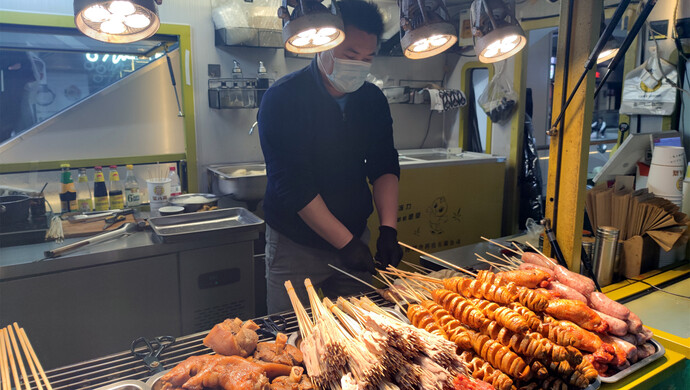 食品摊贩有新规,上海支持品牌企业"练摊",开展线上订购,线下自取业务