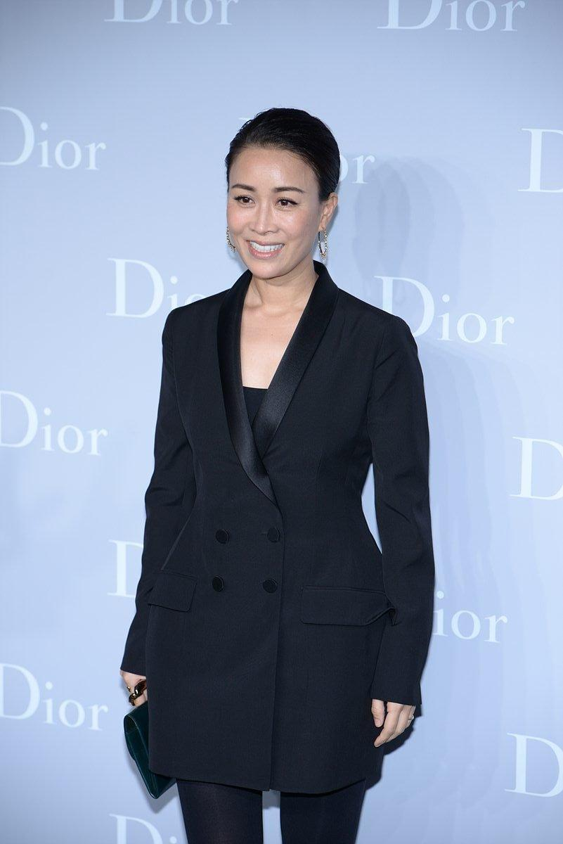 那英把两件西装叠着穿,转个身后完全看不懂,真时尚还是博眼球?