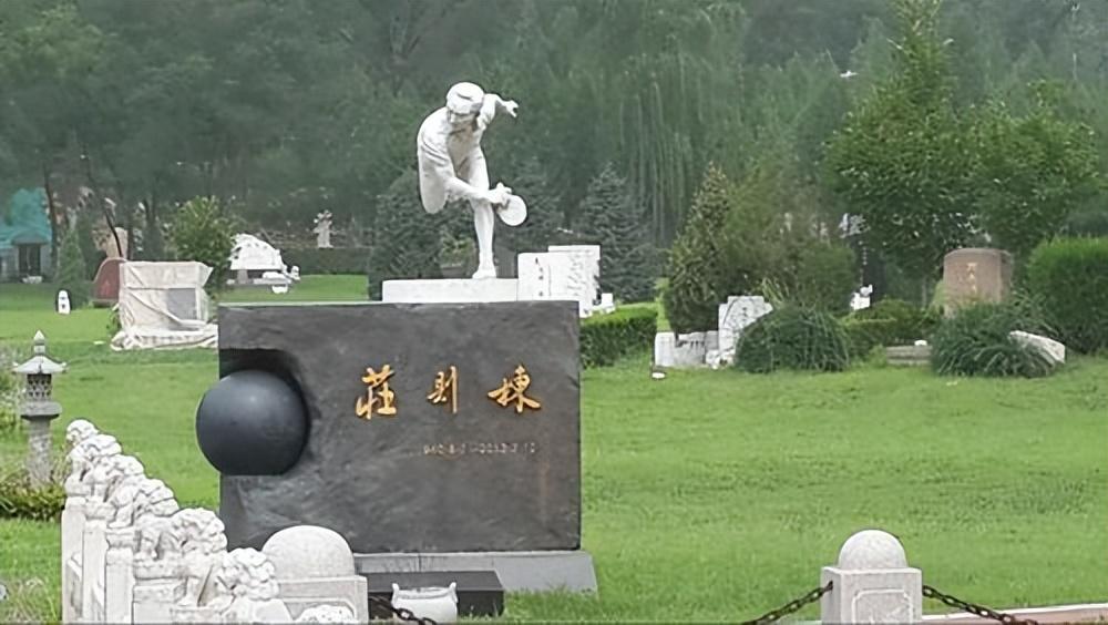 世界冠军庄则栋,1976年受牵连入狱4年,墓碑上一句话引世界瞩目