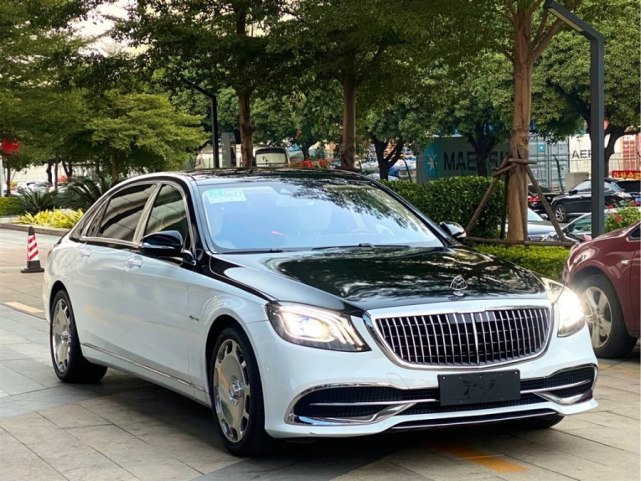 小伙花115万买辆奔驰迈巴赫s级,又花3万贴膜,黑白双拼气宇轩昂