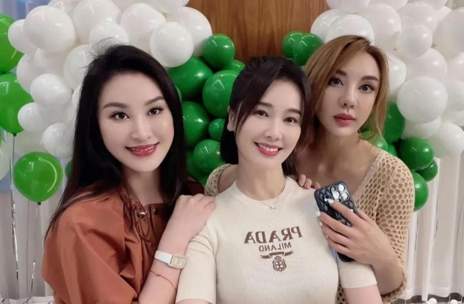 左小青晒生日照,穿针织衫减龄如少女,科技脸太明显完全认不出了