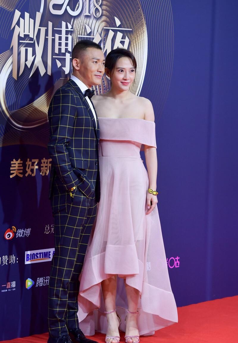 聂远二婚妻子挺温柔的,穿粉色一字肩礼裙显身材,白皙肌肤挺抢眼