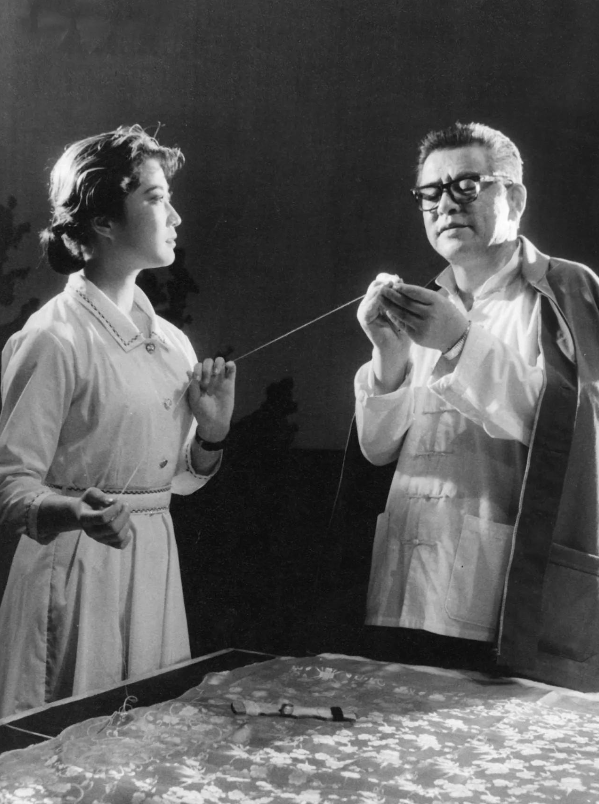 李默然妻子龙潮:嫁给英雄"邓世昌",生3个儿女,与丈夫爱一生