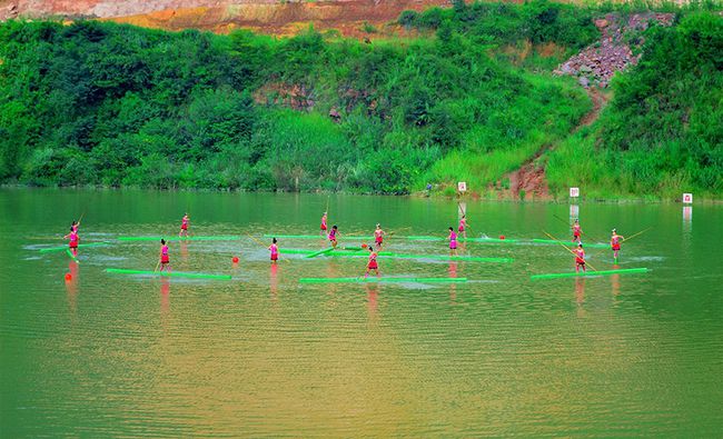 贵州:赤水河上的"水上芭蕾—独竹漂(图)