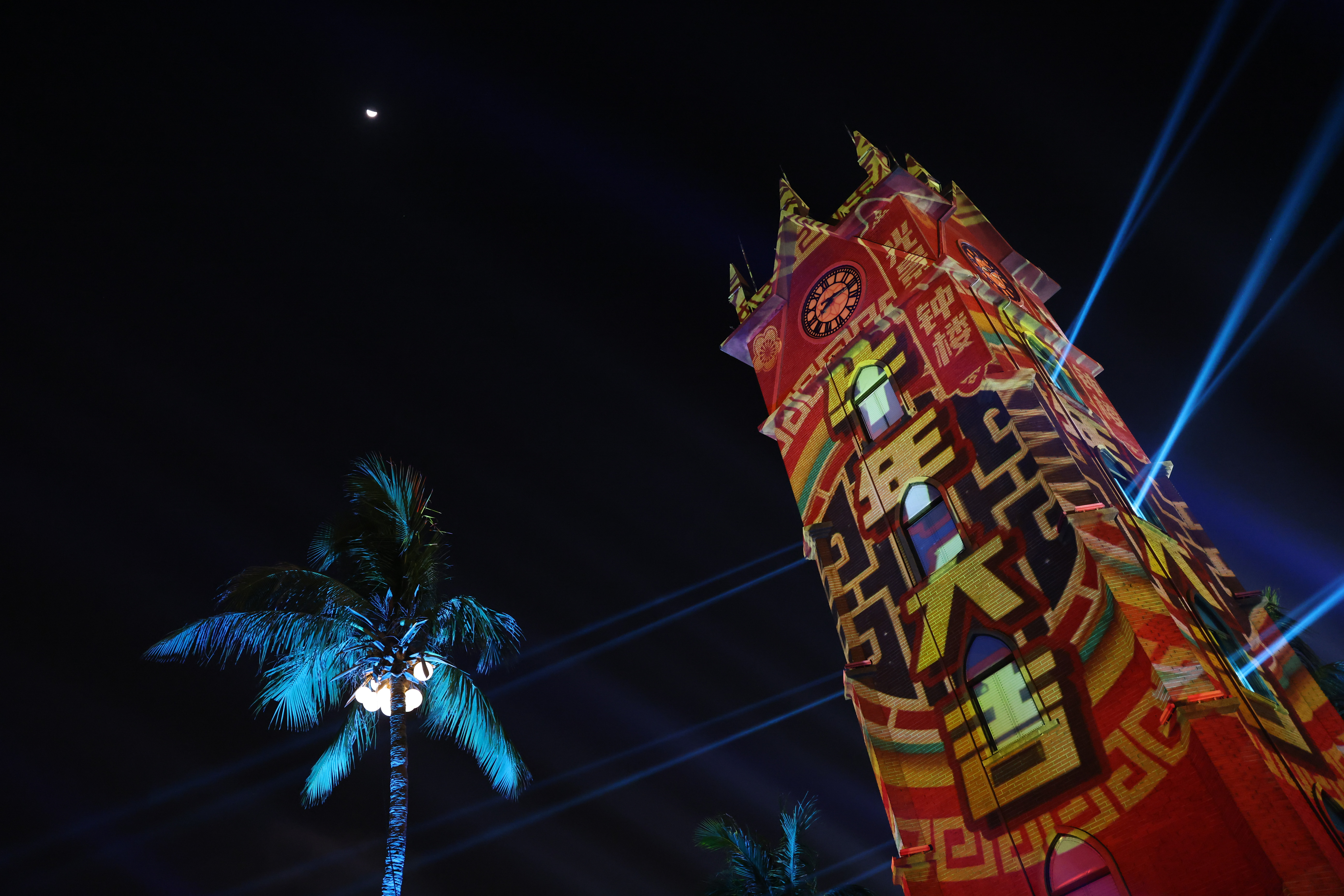 海口:钟楼上演光影秀