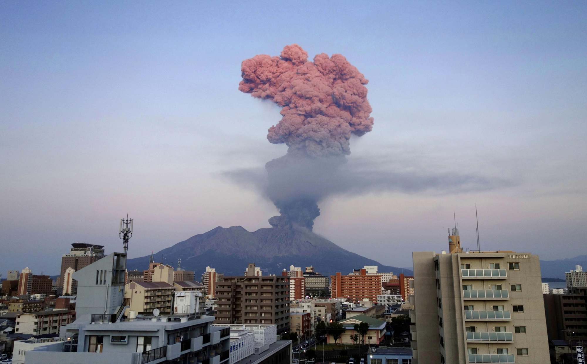 樱岛火山喷发图片