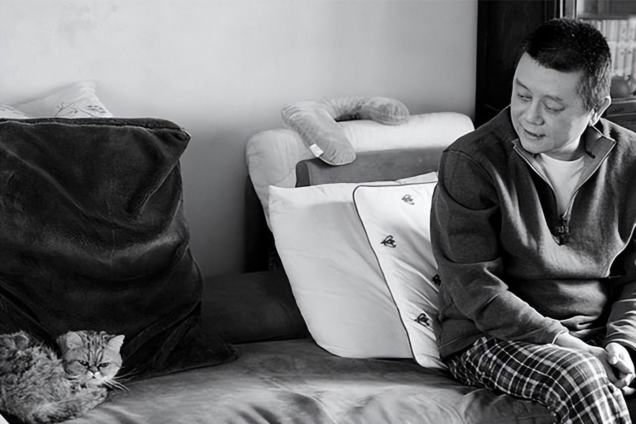 与沈旭佳离婚29年后,65岁的王朔养了一只猫,他老了也累了