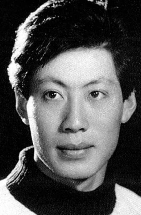 87岁焦晃近照曝光,头发全白定居上海养老,如今家中装修老旧朴素