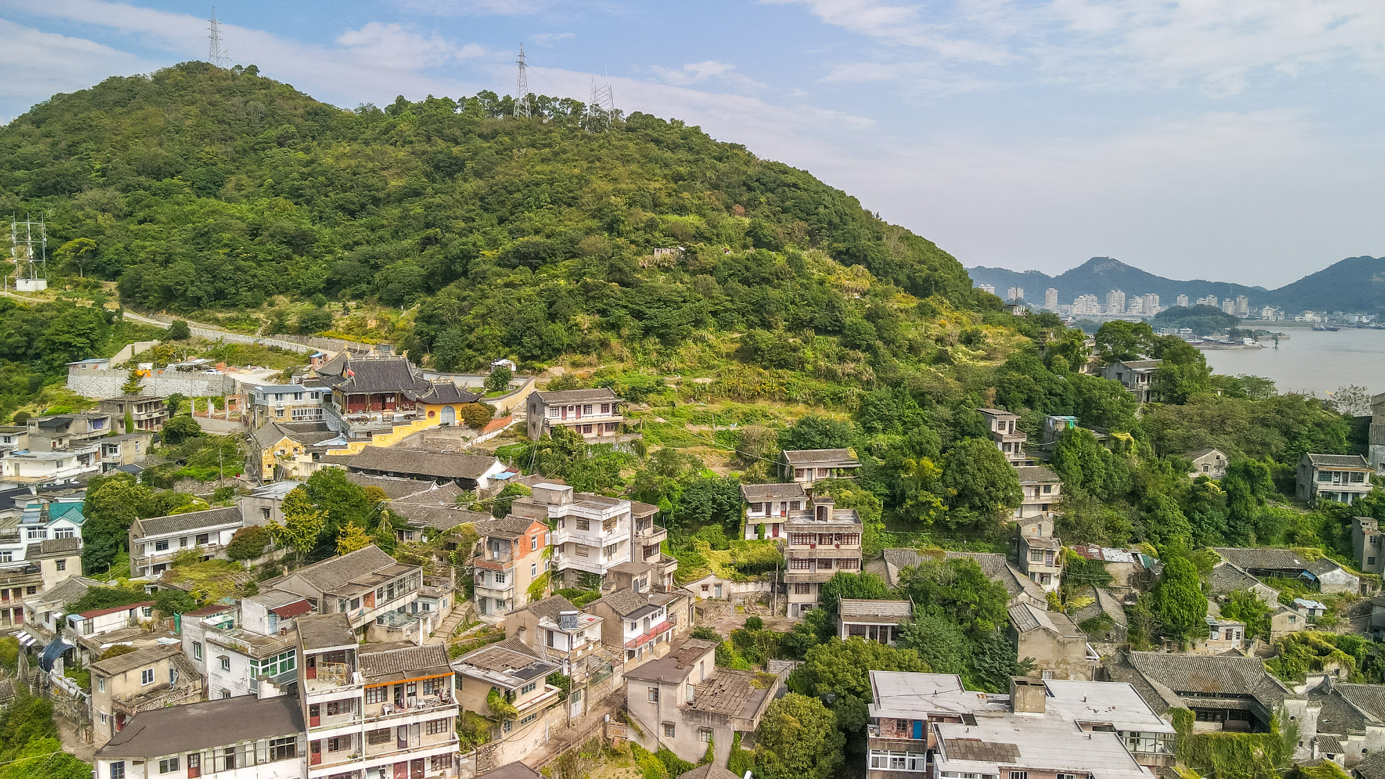 石浦渔港古城,城墙随山势起伏而筑,城门气势十分雄伟