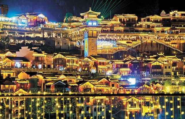 天生城:位于重庆市万州主城区,扼守万州咽喉,因其"天生奇特,地利人和"