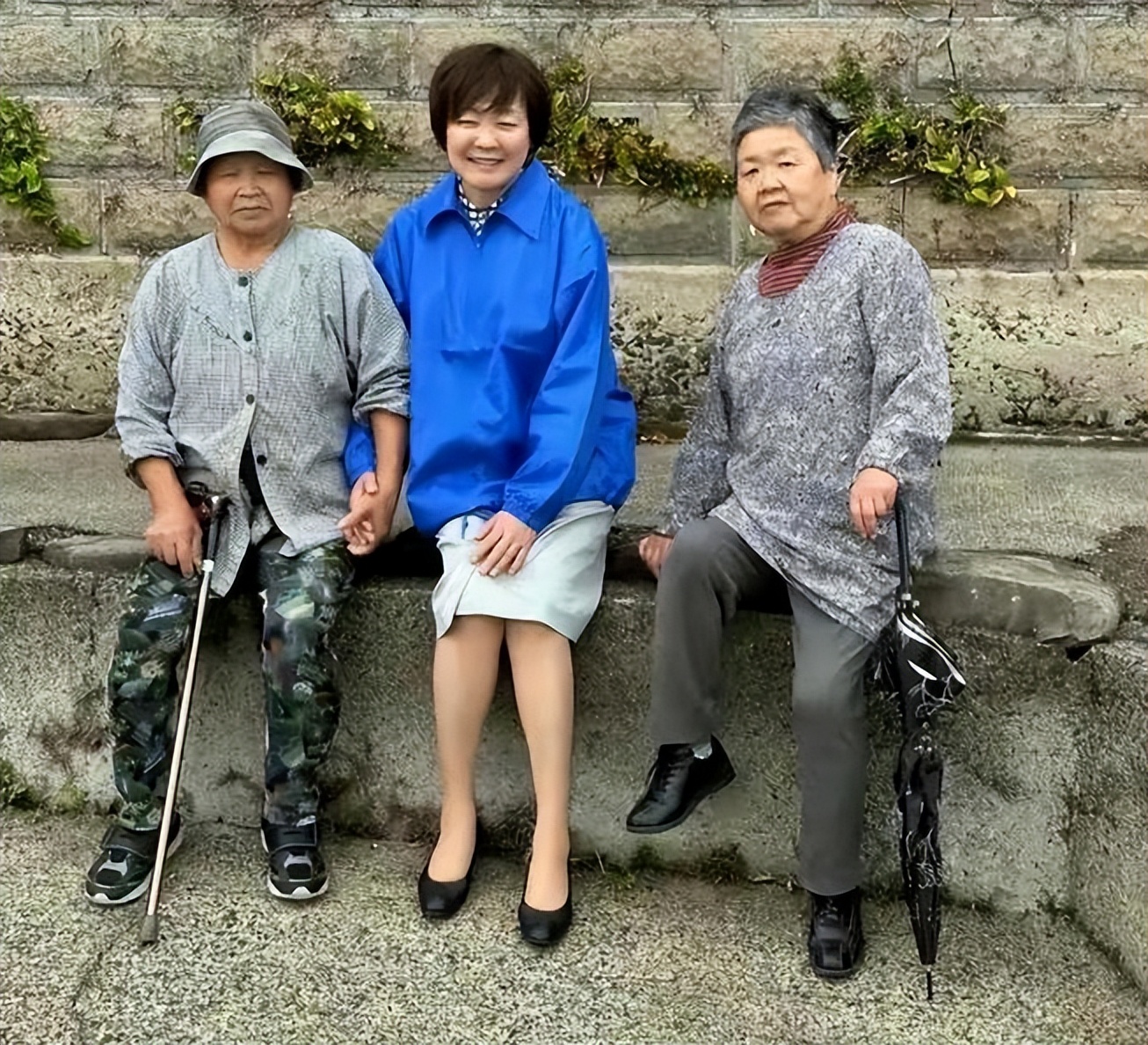 安倍晋三离世后,遗产被家人瓜分完了,61岁安倍昭惠选择回家养老