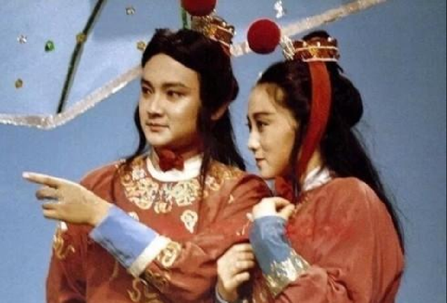 红楼梦中,秦钟和智能嬉戏被宝玉撞破,晚上宝玉会如何惩罚秦钟?
