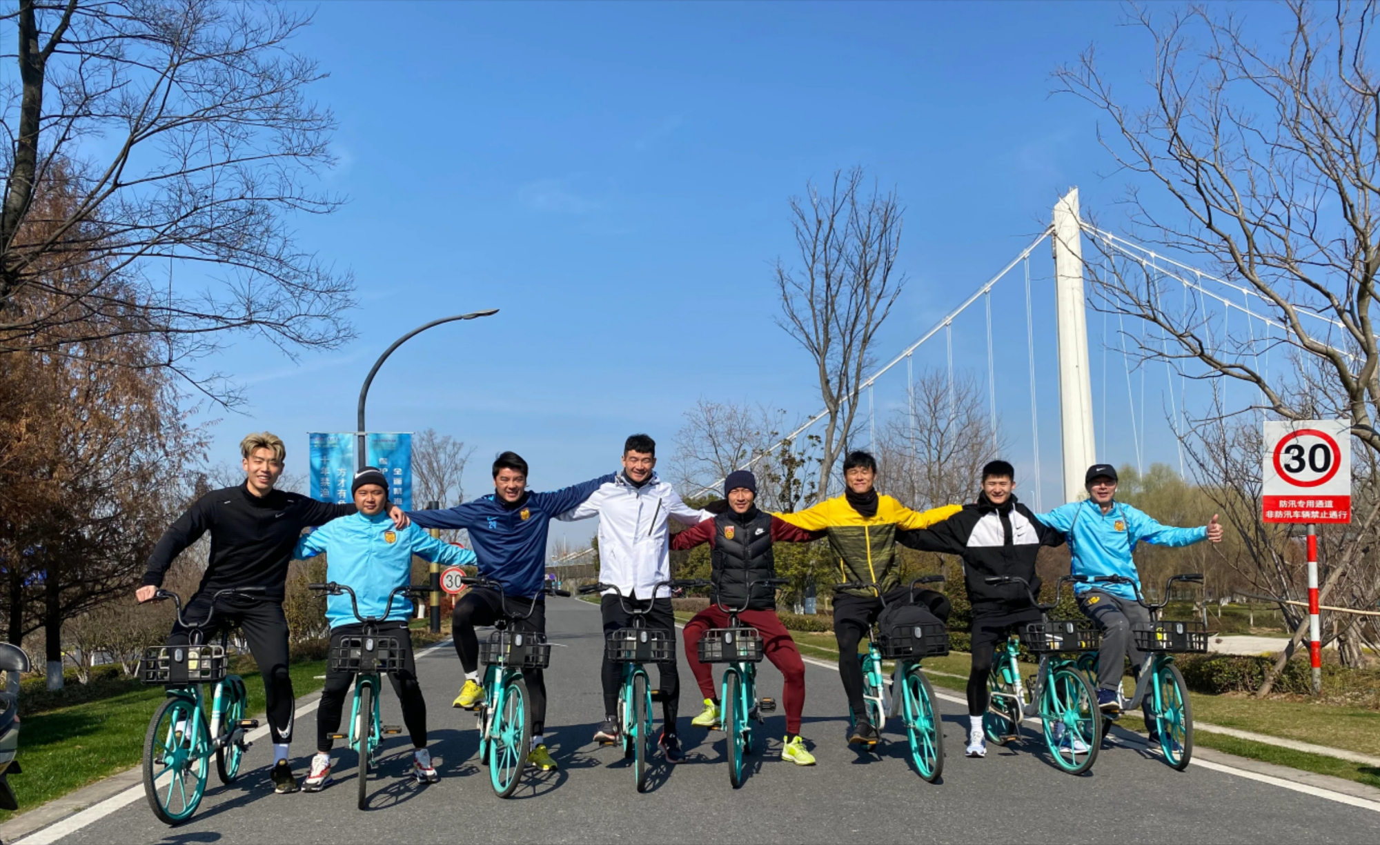 心系球队安危,江苏队长吴曦晒踩单车合照,有力回击谣言!