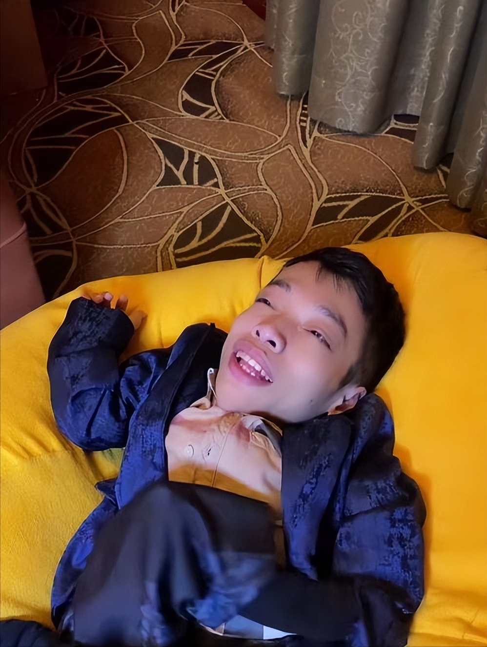 "轮椅总裁"李创利:身高不到1米,赚3亿后豪娶1米7的女秘书为妻