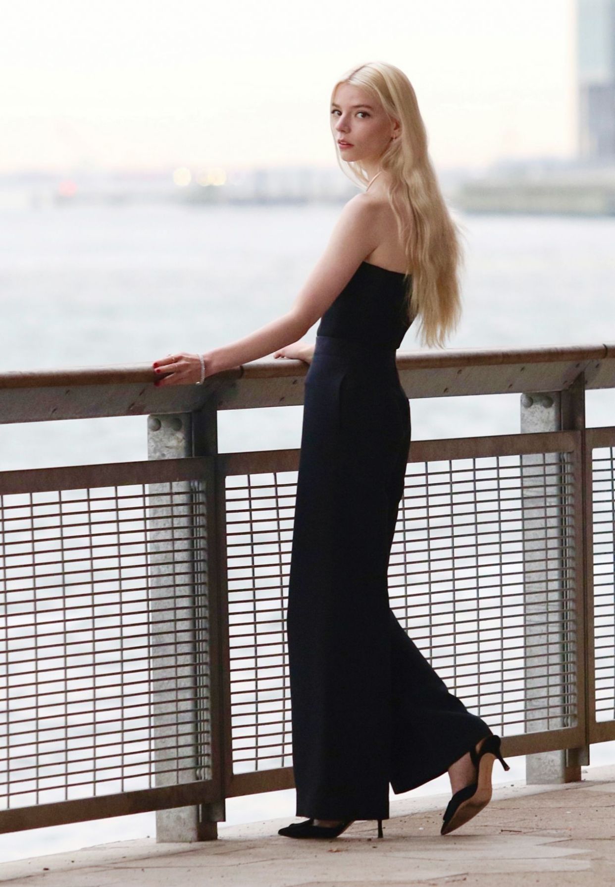 anya的绝美精灵颜也被嘲?宽眼距被指像蜂鸟,殊不知这才是流行