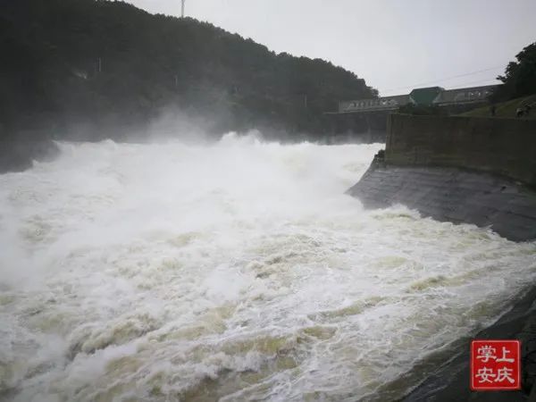 花凉亭水库超历史最高水位 泄洪洞和溢洪道闸门全部开启 水位目前缓慢