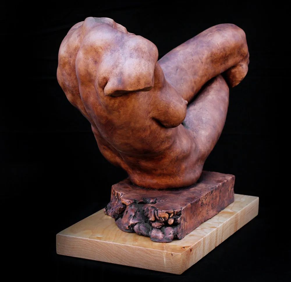 这雕塑绝了!他用强壮的肌肉与力量感,展现男性人体独有的美感