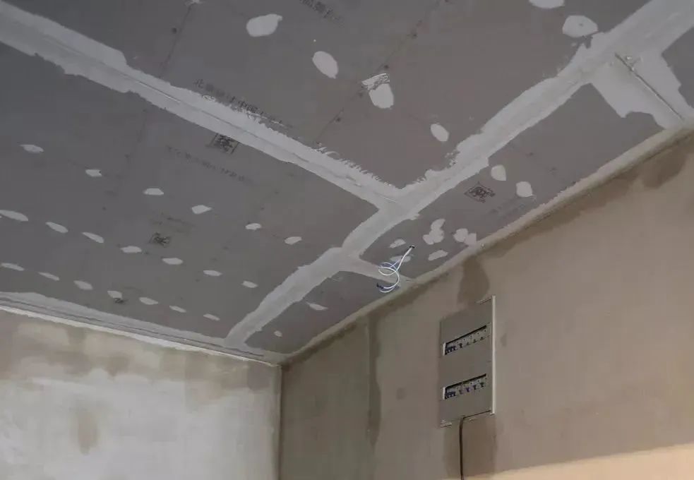 石膏板天花上做玻璃挡烟垂壁怎么施工?