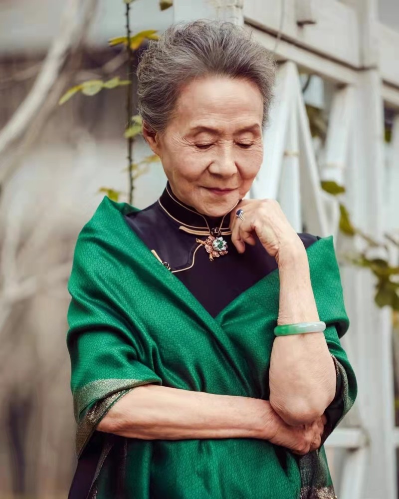 "天然美女"和"人造美女",老了后差别多大?看完对比就知道!