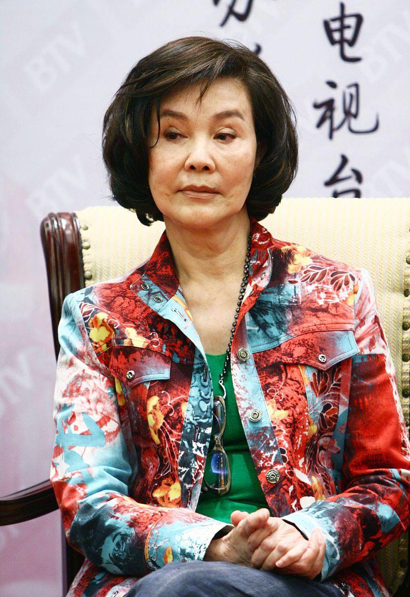 归亚蕾也太拼了,都70多岁了,穿衣服还这么时尚,连短裙都敢穿