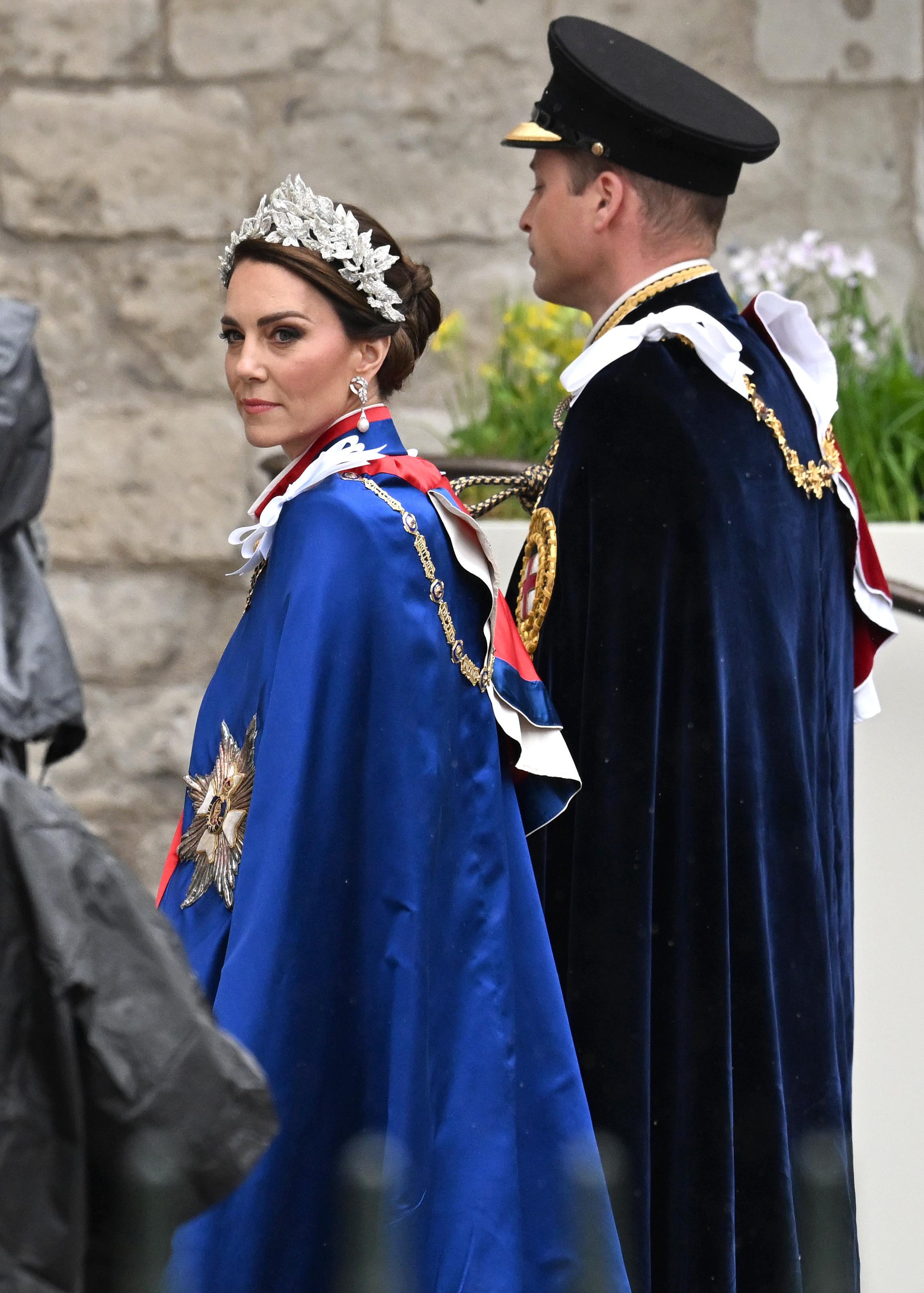 查尔斯三世加冕礼,凯特王妃和女儿戴花冠,珠光宝气都给了卡米拉